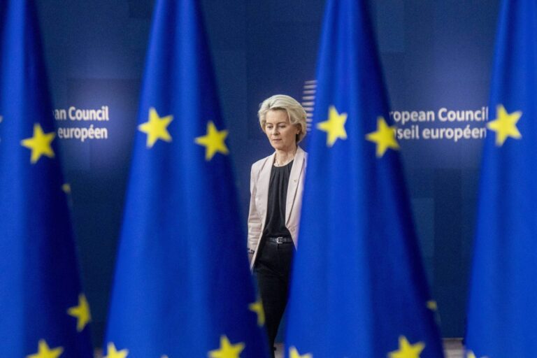 Ursula von der Leyen steht hinter vier Europaflaggen